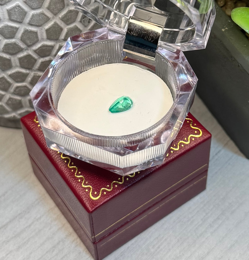 Esmeralda Colombiana Natural Tallada en Estuche Premium