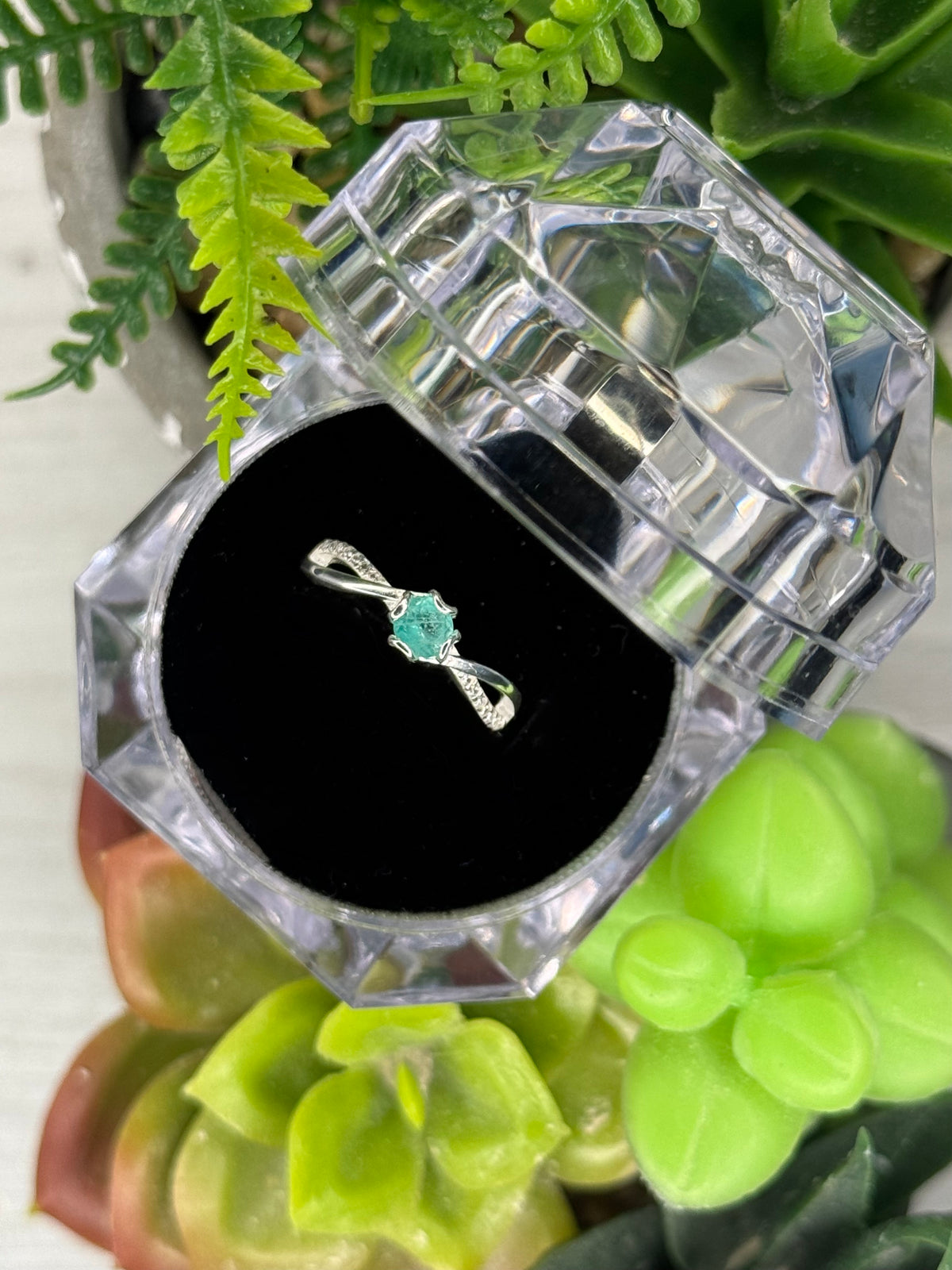 Anillo Promesa de Plata con Esmeralda Natural y Circonias