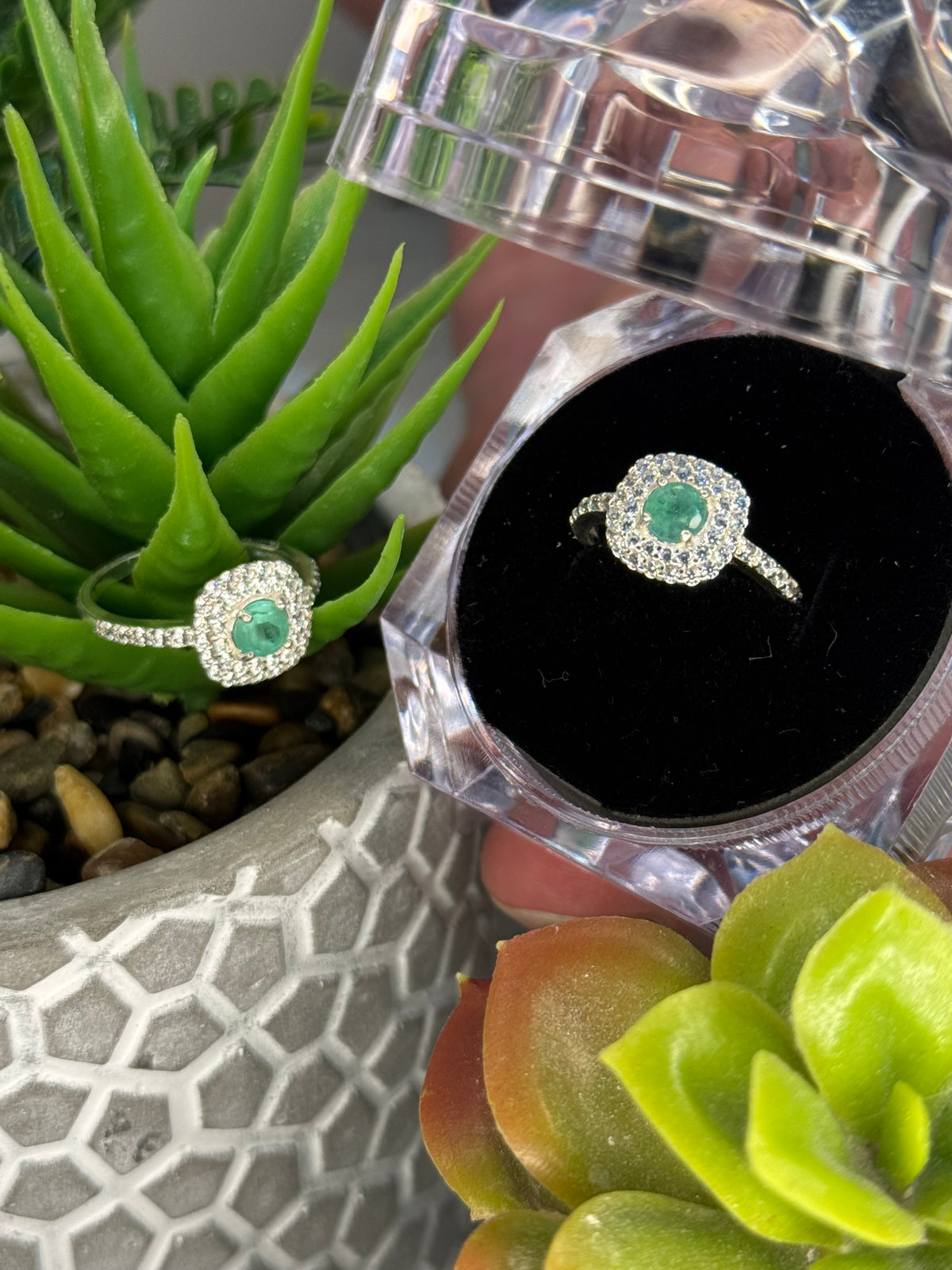 Anillo de Esmeralda Natural Colombiana y Plata Ley 925 - Halo Fuego Verde