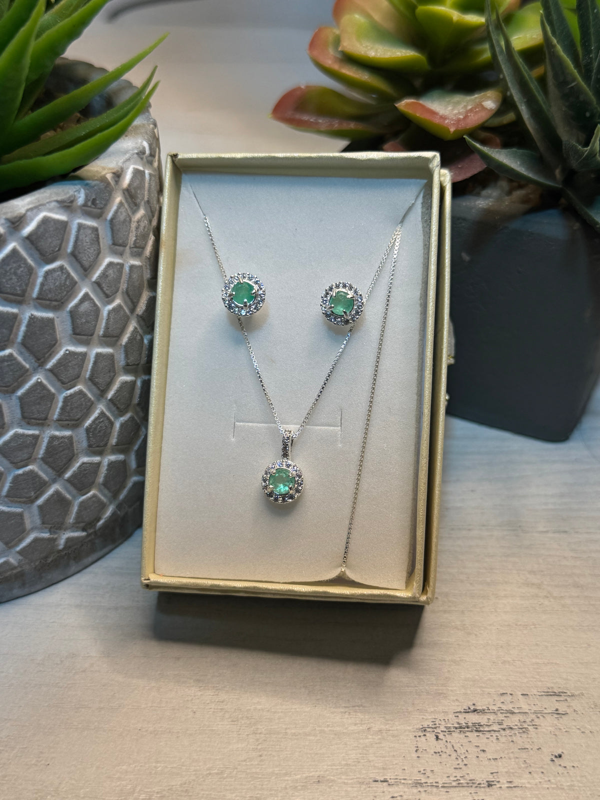 Juego de Collar y Aretes de Plata con Cristal Esmeralda Ovalado