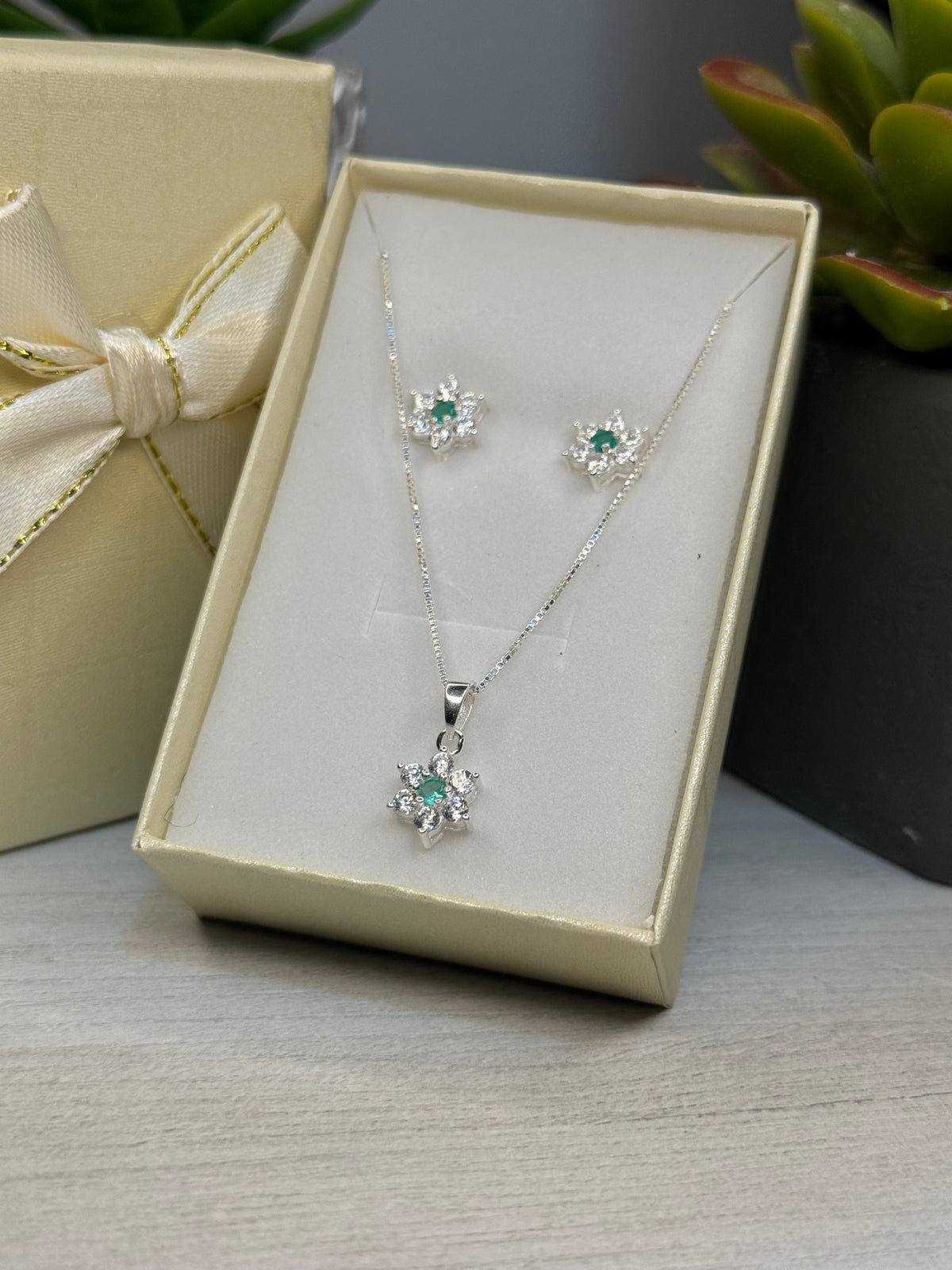 Juego de Collar y Aretes Fuego Verde en Plata y Esmeralda