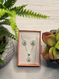 Juego de Collar y Aretes de Plata con Esmeraldas Naturales en Diseño de Halo