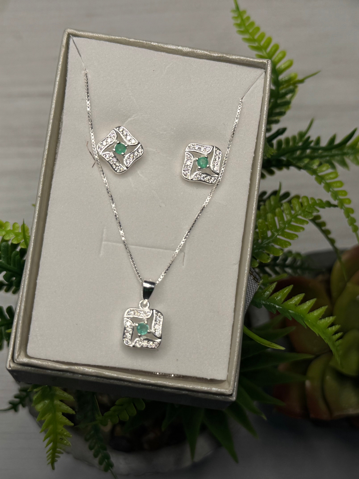 Juego de Collar y Aretes en Plata con Esmeraldas Naturales