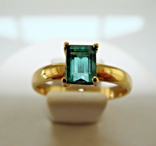 Anillo de Compromiso Solitario de 0.75 Ct, en Oro Amarillo de 18 Kilates con Esmeralda Colombiana Central AAA+ Natural de 0,75 Ct