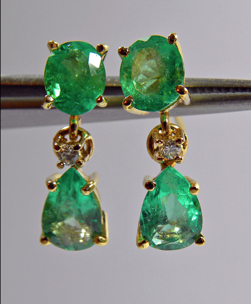 Aretes de 3.59 Ct, en Oro Amarillo de 18 Kilates con Esmeraldas Colombianas de 3.50 Ct y Diamantes de 0.06 Ct