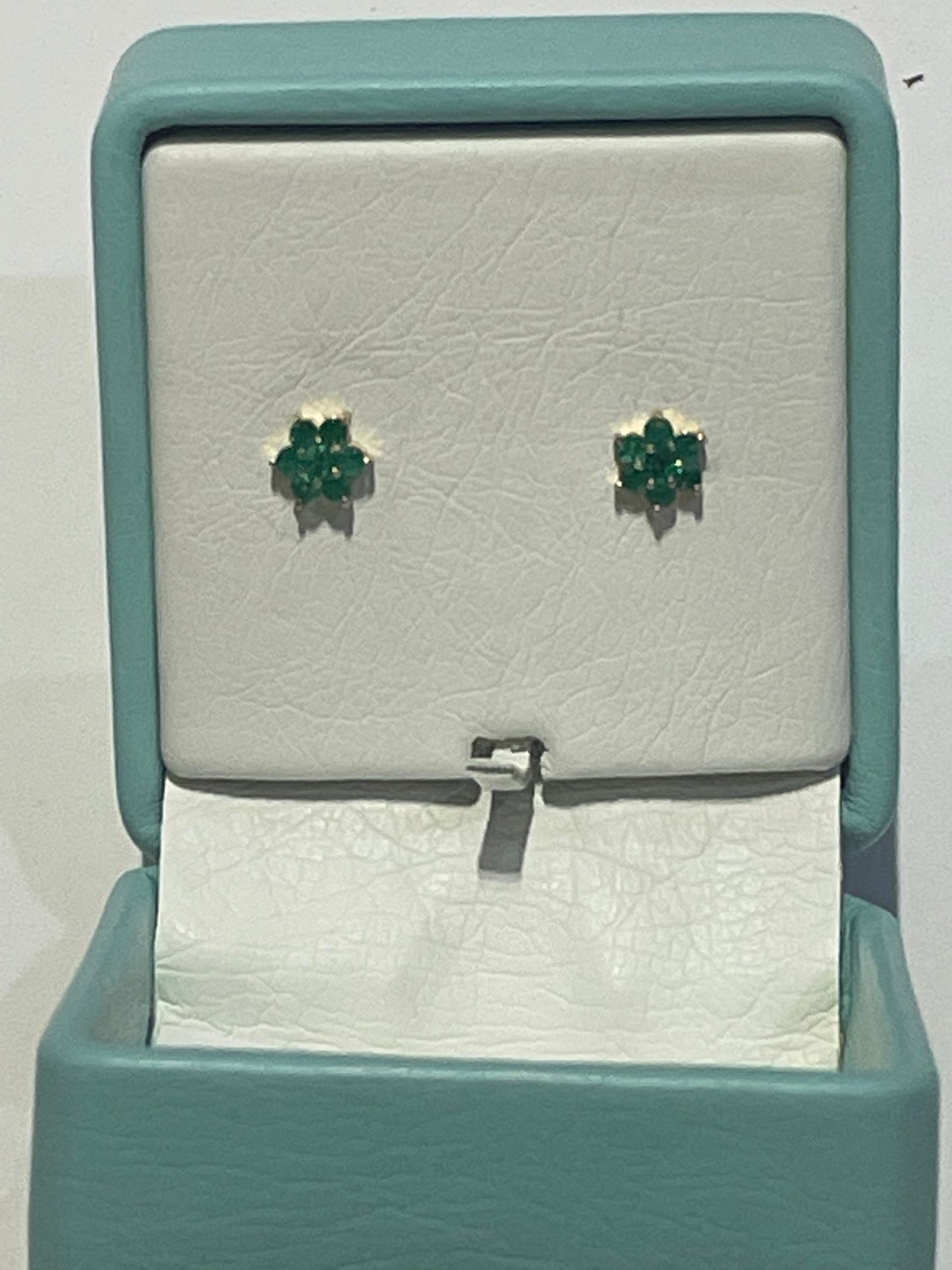 Aretes de 0.25 Ct, en Oro Amarillo de 18 Kilates con Esmeraldas Colombianas de 0.25 Ct