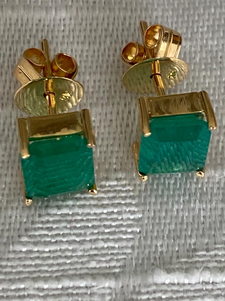 0.75 Ct Colombian Emerald Earings in 18K Yellow Gold